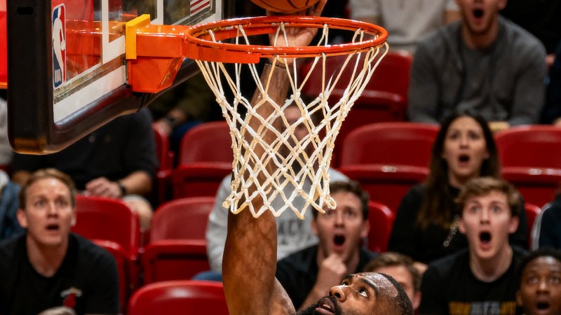 NBA篮球赛精彩扣篮回放缩略图，球员高高跃起单手暴扣，篮球即将穿过篮筐，背景观众震惊表情